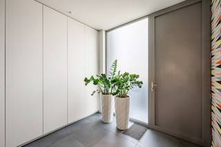 Eigentijdse architectuur ontmoet ultieme flexibiliteit in Retie.<br />Licht, ruimte en topkwaliteit komen samen in deze moderne gezinswoning met een multifunctioneel bijgebouw. Dankzij het hoogwaardige maatwerk en de geavanceerde technieken is deze eigendom volledig klaar voor de toekomst.<br /><br />Indeling:<br />Gelijkvloers: Licht, design en naadloos comfort. De lichte leefruimte valt direct op door de hoge raampartijen en een volledig openende achtergevel. Het interieur ademt luxe met verfijnd maatwerk, waaronder een thuisbureau, bibliotheek en tv-meubel. <br />De open leefkeuken vormt het hart van de woning en is voorzien van een kookeiland, composiet werkblad, Quooker en Miele-apparatuur. De keramische tegelvloer loopt drempelloos door naar het terras.<br />Verdiepingen: Luxe slaapcomfort en zelfstandige studio<br />De eerste verdieping biedt twee slaapkamers en een luxe badkamer met elegant maatwerk. <br />De tweede verdieping beschikt over extra slaapkamers, een studioruimte en eigen sanitair. Deze etage leent zich perfect als zelfstandige studio voor inwonende familie, een tienerflat of een rustig thuiskantoor.<br /><br />Duurzaamheid in optima forma (Energielabel A). De woning blinkt uit in energiezuinigheid en is uitgerust met: Geothermische warmtepomp met vloerwarming én vloerkoeling. Zonnepanelen en een slimme laadpaal op de oprit. <br />Multifunctioneel bijgebouw<br />Achteraan het perceel ligt het vrijstaand bijgebouw. Het biedt maximale privacy en is het ideaal als zorgwoning, gastenverblijf, praktijkruimte of kantoor aan huis.<br /><br /><br />De onderhoudsarme tuin beschikt over sfeerverlichting, een zonneluifel en een gezellige bar. <br />De prachtige moderne woning ligt in een rustige, groene omgeving in Retie met een uitstekende bereikbaarheid: winkels en het centrum liggen op wandelafstand (ca. 700m - 1km) en de snelweg E34 richting Antwerpen en Eindhoven bevindt zich op slechts 2,3 kilometer.<br /><br />Belangrijkste troeven:<br />-Instapklaar<br />-Hoogwaardige maatwerkafwerking in de gehele woning<br />-Flexibel: Uitstekend geschikt voor wonen, werken of zorg aan huis<br />-Toekomstgericht: Energielabel A dankzij geothermie en zonnepanelen