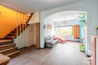 Op zoek naar een woning met potentieel op een rustige en groene locatie nabij Gent? Deze <strong>karaktervolle woning </strong>in de Amandelboomlaan te Mariakerke biedt een uitstekende basis voor wie graag een woning volledig <strong>naar eigen smaak wil renoveren</strong>.<br /><br />Binnenkomend via de inkomhal vinden we een <strong>gezellige woon- en eetkamer</strong>. Verder bestaat het gelijkvloers uit een keuken, badkamer en veranda. Een kleine <strong>kelderberging </strong>zorgt voor extra praktische opbergruimte. Op de eerste verdieping bevinden zich <strong>drie slaapkamers</strong>, waardoor de woning verschillende mogelijkheden biedt voor een gezin, thuiswerk of hobbyruimte. Daarnaast beschikt de woning over een gezellige <strong>zuidwest georiënteerde tuin </strong><strong> </strong>en een praktische oprit met <strong>garage</strong>. <br /><br />Wenst u graag een bezoek in te plannen? Contacteer Laura via <strong>0492 07 26 62</strong> of <strong>laura@convas.be</strong>