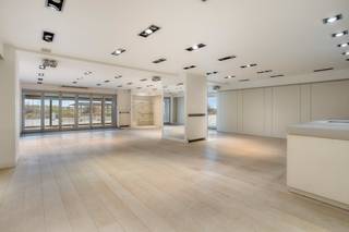 Bent u op zoek naar een toplocatie voor uw volgende onderneming? Dit indrukwekkende handelspand van maar liefst 220 m² bevindt zich op een...