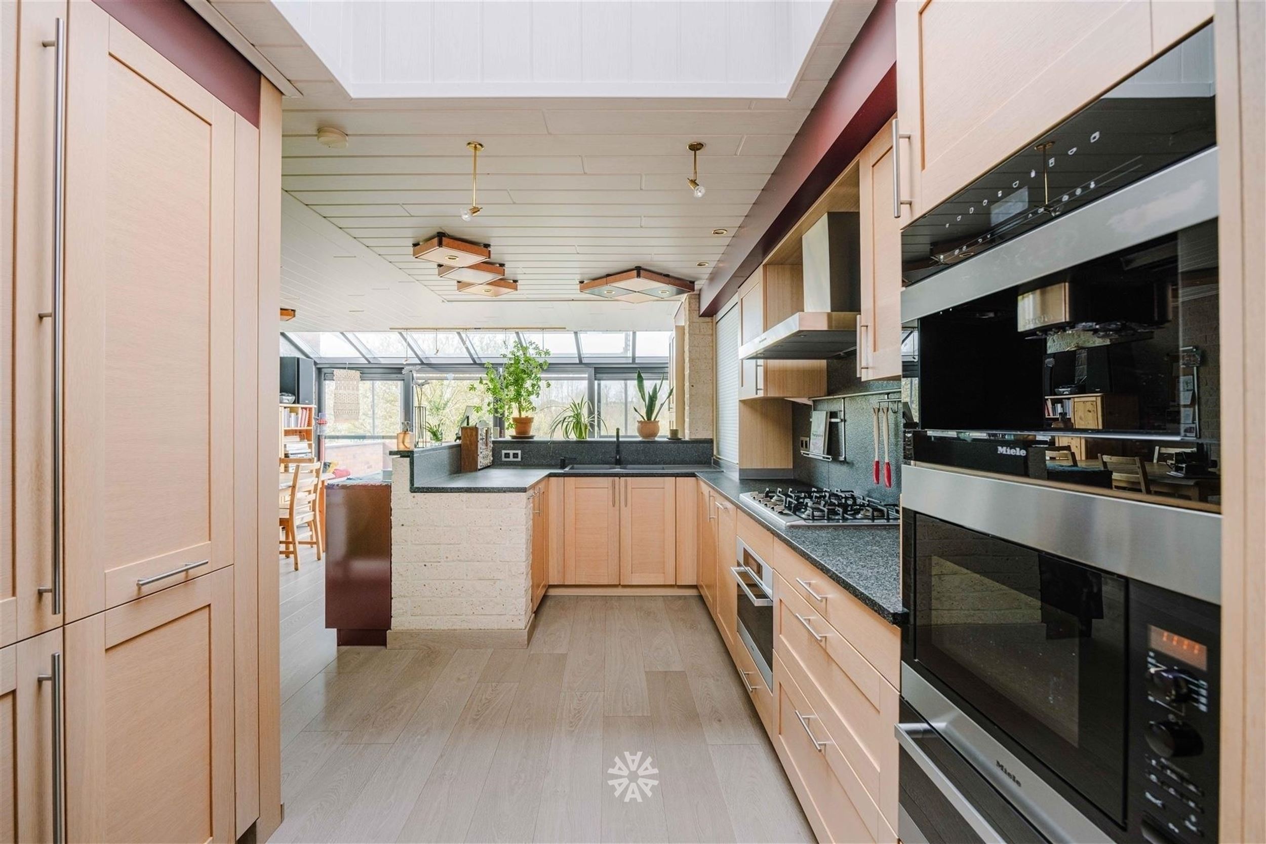 Gezellige rijwoning met vier slaapkamers en aangelegde tuin - foto 5