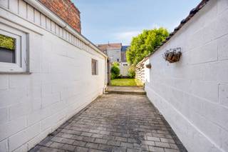 Looking for a cosy home with character and potential? This charming family home in the centre of Tienen enjoys beautiful views over the water and...
