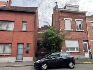 Te renoveren rijwoning op 2a35ca.Via de inkomhal bereiken we de living met aansluitend veranda en badkamer. Op de eerste verdieping zijn er 2 slaapkamers.Door de gunstige ligging geniet u van een rustige woonomgeving, met een vlotte verbinding naar het centrum, winkels, scholen, treinstation en belangrijke invalswegen.