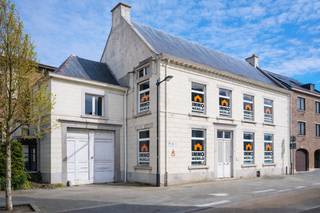 <p>Exclusief wonen in een historisch pareltje met ongeëvenaarde charme.</p>
<p>Markt 17 – Waar erfgoed, elegantie en exclusiviteit samenkomen</p>
<p>Sommige woningen worden gebouwd.Andere worden door de tijd verheven tot iets uitzonderlijks.</p>
<p>Welkom op Markt 17 in Herk-de-Stad — een zeldzaam en prestigieus pand dat generaties lang het decor vormde van leven, geschiedenis en verfijning. Een eigendom dat niet enkel ruimte biedt, maar vooral een verhaal vertelt dat vandaag nog tastbaar is.</p>
<p></p>
<p>Achter deze statige gevel schuilt een geschiedenis die teruggaat tot de 17e eeuw.</p>
<p>Met een nokbalk uit 1666 en verwijzingen naar het historische “Moleneyser”, is dit pand meer dan een woning — het is een levend stuk erfgoed.</p>
<p>Meer dan 130 jaar lang werd dit huis bewoond door dezelfde familie, generatie na generatie. Vandaag is het leeg… maar de ziel, de grandeur en de herinneringen zijn nog altijd voelbaar in elke ruimte.</p>
<p>Deze woning straalt authentieke pracht uit met indrukwekkende volumes.</p>
<p>Van bij het betreden ervaart u een zeldzame combinatie van ruimte, karakter en verfijning: Een monumentale inkomhal die onmiddellijk indruk maakt. Een statige houten trap, sierlijk en uniek in zijn vormgeving. Authentieke deuren en details die getuigen van vakmanschap en klasse.Er zijn talrijke kamers met eindeloze mogelijkheden en een imposante zolderverdieping met ongezien potentieel</p>
<p>Vier volwaardige kelders, perfect voor stockage, wijnkelder of verdere invulling waarbij elke ruimte authenticiteit en tijdloze elegantie uitademt.</p>
<p>Het is architectuur parel met karakter. De stijlvolle lijstgevel, afgewerkt met schijnvoegen en een kalkstenen plint, weerspiegelt de elegantie van begin 20e eeuw. Subtiele historische elementen zoals schampstenen, muurankers en originele structuren versterken het unieke karakter van dit pand.</p>
<p>Dit is architectuur met een ziel — zeldzaam, puur en onaangetast: Een verborgen grandeur!</p>
<p>Ooit strekte zich achter deze woning een uitzonderlijke tuin uit tot aan de vestinggracht — een groene oase in het hart van de stad.</p>
<p>Vandaag blijft de herinnering aan deze grandeur voelbaar, en biedt het pand nog steeds een unieke ruimtelijke beleving op een toplocatie.</p>
<p>Markt 17 is geen standaard vastgoed…Dit is een once-in-a-lifetime opportuniteit voor wie op zoek is naar:een prestigieuze privéresidentie, een karaktervolle combinatie wonen/werken of een uitzonderlijk herbestemmingsproject met respect voor erfgoed</p>
<p>Voor wie durft te investeren in authenticiteit, uitstraling en blijvende waarde.</p>
<p>Een icoon. Een beleving. Een toekomst die wacht op haar volgende hoofdstuk.</p>
<p>U kan bieden op dit pand vanaf 400.000 door middel van documenten via ons kantoor.</p>
<p>info@immo-wereld.be - 089/20.89.89.</p>