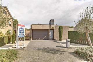 Rustig gelegen te Vorst-Laakdal, in een rustige straat en op wandelafstand van het centrum.Woning• Inkomhal met vestiaire ruimte en gastentoilet.•...
