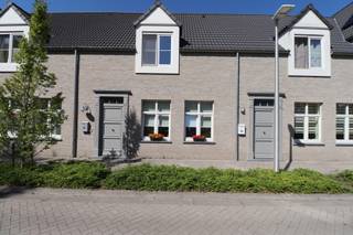 INDELINGBENEDENVERDIEPINGInkomhal. Toiletruimte met handwastafeltje. Woonkamer, open keuken met aanbouwkeuken met spoeltafel met 1 spoelbak,...