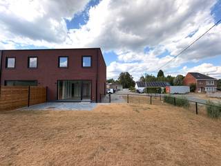 Ben je op zoek naar een splinternieuw, duurzaam en modern huis in Limburg? Deze woning in Leopoldsburg combineert hedendaags wooncomfort met een uitstekende ligging. Het betreft een halfopen bebouwing die als nieuwbouw volledig voldoet aan de strengste energienormen, waardoor het pand bijzonder energiezuinig is.<br /><br />De ligging biedt een vlotte verbinding naar de belangrijkste invalswegen en het levendige centrum van Leopoldsburg, wat het de ideale uitvalsbasis maakt voor gezinnen en koppels die op zoek zijn naar rust én comfort.<br /><br />Indeling :<br /><br />Gelijkvloers: <br /><br />- inkomhal <br />- woonkamer <br />- keuken <br />- toilet <br />- berging <br />- tuin met terras <br /><br />Verdiep +1: <br /><br />- nachthal<br />- 3 slaapkamers <br />- badkamer <br />- berging <br /><br />Extra info:<br /><br />- bovenverdieping voorzien van een airco<br />- EPB: +A<br /><br /><br />De snelste manier om een bezoek te brengen aan deze woning? Vraag je bezoek aan via de rode knop op onze website (www.dewaele.com).<br /><br />Telefonisch kunnen er geen afspraken gemaakt worden. Bij andere vragen kun je ons telefonisch contacteren via 011 30 50 50.<br /><br />Tot binnenkort!