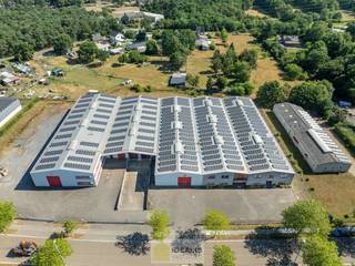 <strong>IDEALIS VASTGOED – Industrieel bedrijfsgebouw van maar liefst +-5000m² bruikbare oppervlakte, bestaande uit bedrijfshallen, kantoor- en vergaderruimtes en een appartement met een centrale ligging op industrieterrein Genk Zuid op een perceel van 10.326m² (1,03 hectare).</strong><br /><br /><strong>Ligging:</strong><br />Dit Industrieel gebouw is gelegen op industrieterrein Genk-Zuid waardoor het zeer centraal gelegen is ten opzichte van de toegangswegen E313 en E314, waardoor er een vlotte bereikbaarheid is.<br /><br /><strong>Indeling:</strong><br />Dankzij de verschillende toegangsmogelijkheden en een straatbreedte van maar liefst +- 125m is er de mogelijkheid de industriële hallen opgesplitst te houden of samen te voegen. Het gebouw bestaat uit +- 600 m² kantoor- en vergaderruimtes, een appartement van +- 150 m² en +- 4250m² bedrijfshallen. De oorspronkelijke kantoorruimte en achterliggende bedrijfshal dateren van 1996, de overige kantoorruimtes en bedrijfshallen zijn bijgebouwd in 2001.<br /><br />Kortom, Genk biedt een gunstige omgeving met een centrale ligging, zichtbaarheid en kansen voor groei en ontwikkeling. Het is een locatie die aanspreekt en waar zakelijk succes binnen handbereik ligt.<br /><br /><strong>Bijzonderheden:</strong><br />- Hoogspanningscabine<br />- Zonnepanelen (eigendom NPG Green via recht van opstal tot 2031)<br />- Perceel van 10.326m² (1,03 hectare)<br />- +- 4250m² bedrijfshallen<br />- +- 600m² Kantoorruimtes<br />- +- 150m² appartement<br />- Straatbreedte 125m²<br />- Oorspronkelijk bouwjaar 1996 (1/2 burelen, achterliggende bedrijfshal en appartement)<br />- Ruime uitbreiding 2001 (1/2 burelen, 4 bedrijfshallen en vergaderruimtes)<br />- Gebouwen in zeer goede staat<br />- Zeer gunstige ligging<br /><br /><strong>Benieuwd naar dit veelzijdig Industrieel gebouw? Ons IDEALIS Team geeft U met plezier en steeds vrijblijvend de nodige informatie via e-mail , ter plaatse of op ons kantoor te Pelt.<br />Wenst U advies omtrent uw eigendom? Graag plannen wij vrijblijvend met U een afspraak in om onze expertise met U te delen, steeds tot Uw dienst!!<br />Neem contact op met IDEALIS VASTGOED op 011/515 565 of mail naar info@idealisvastgoed.be!</strong><br />