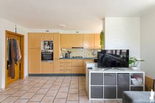 <p>3 slaapkamerappartement in kleinschalig gebouw. <br /><br />Centraal gelegen op wandelafstand van Antwerpse Steenweg met winkels, openbaar vervoer en vlotte verbinding naar Antwerpen. Verschillende groene zones en recreatiemogelijkheden bevinden zich op korte afstand, waaronder het prachtige Hobokense Polder, een uniek natuurgebied toegankelijk voor wandelaars en fietsers.</p>
<p><strong>Indeling:</strong> Inkomhal met gastentoilet, leefruimte ca. 22 m² op tegelvloer met deels open keuken (ingebouwde koelkast/diepvries en gasvuur), berging met plaats voor wasmachine/droogkast. Te renoveren badkamer met ligbad en lavabo, 3 compacte slaapkamers op tegel. CV op gas.</p>
<p><strong>Extra’s:</strong></p>
<ul>
<li>Energiezuinig appartement (EPC-label B 138 kWh/m²/j)</li>
<li>Elektrische installatie niet conform</li>
<li>Kleinschalig gebouw</li>
<li>Rolluiken</li>
<li>Appartement wordt momenteel verhuurd, huurcontract te respecteren</li>
</ul>