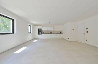 <p><span>Ontdek deze prachtig afgewerkte nieuwbouwappartementen, ideaal gelegen in het charmante Wezemaal. Deze energiezuinige appartementen combineren hedendaags wooncomfort met een kwalitatieve afwerking en een uitstekende ligging nabij winkels, openbaar vervoer, scholen en belangrijke invalswegen.</span></p><p><span> </span></p><p><span>De appartementen beschikken over een ruime en lichtrijke leefruimte met grote raampartijen die zorgen voor een aangename natuurlijke lichtinval. De moderne open keuken is volledig uitgerust met kwalitatieve toestellen en sluit naadloos aan op de leefruimte. Verder zijn er comfortabele slaapkamers, een stijlvolle badkamer met hoogwaardige materialen en een praktische berging.</span></p><p><span>Dankzij de energiezuinige technieken, zoals uitstekende isolatie, hoogrendementsbeglazing, ventilatiesysteem en vloerverwarming, geniet u van een laag energieverbruik en een optimaal wooncomfort.</span></p><p><span>Een ruim terras en een mooi aangelegde gemeenschappelijke tuinzone vormt de ideale plek om in alle rust te genieten van de groene omgeving.</span></p><p><span> </span></p><p><span>Bovendien beschikken deze appartementen over één of twee eigen parkeerplaatsen (€ 15.000,00/staanplaats, excl. BTW) en berging (€7.500,00/berging, excl. BTW).</span></p><p><span> </span></p><p><span>Troeven:</span></p><ul><li><span>Volledig instapklaar en hoogwaardig afgewerkt</span></li><li><span>Energiezuinig volgens de nieuwste bouwnormen</span></li><li><span>Lichtrijke leefruimte met open keuken</span></li><li><span>Ruim terras</span></li><li><span>Moderne badkamer en kwalitatieve materialen</span></li><li><span>Rustige ligging nabij natuur, station en uitvalswegen</span></li><li><span>Ideaal als eigen woning of investering</span></li><li><span>Vlakbij E314 evenals de steden Leuven en Aarschot</span></li><li><span>Lift in het gebouw aanwezig</span></li></ul><p><span> </span></p><p><span>Deze nieuwbouwappartementen bieden de perfecte combinatie van comfort, duurzaamheid en een uitstekende locatie in het hart van Wezemaal.</span></p><p><span> </span></p><p><span>Contacteer Dupont Vastgoed (Sonja Van Meeuwen, BIV 514142) op het nummer 0495/52 00 99 om een bezoek in te plannen.</span></p>