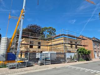 <p><span>Welkom in het prachtige nieuwbouwproject ‘FORTSTRAAT 11’. Met de ligging vlakbij het station van Wetteren is de Fortstraat een fantastische woonlocatie die gemak en een aangename omgeving combineert. Met goede verbindingen naar openbaar vervoer en hoofdwegen biedt de Fortstraat een perfecte balans tussen stedelijk leven en wonen in het groen.</span></p><p><span>Naast de villa verrijken twee nieuwbouwwoningen de voorzijde het project: </span></p><p><span>Deze gesloten bebouwing heeft volgende indeling: inkomhal, toilet en ingebouwde vestiaire. Verder lopend kom je in een prachtige openruimte waar beleving centraal staat. De leefruimte en keuken gaan hand en hand samen en vormen het hart van de woning met een overvloed aan natuurlijk licht en zicht naar de privatieve tuin. Naast de keuken is een aparte bergruimte aanwezig. Bovenliggend zijn er 3 aangename slaapkamers aanwezig, een apart toilet en badkamer met inloopdouche, ligbad en dubbele lavabo. Een achterliggend terras en privatieve tuin met veel karakter maken deze woning helemaal af. Verder is er ook nog een privé-parking aanwezig. </span></p><p><span>Technische aspecten: </span></p><ul><li><span>EPC A –  E-peil 20 </span></li><li><span>Ventilatiesysteem D </span></li><li><span>Vloerverwarming op basis van geothermie/warmtepomp. </span></li><li><span>Domotica-systeem met conforme elektriciteit. </span></li></ul><p><span>De woning wordt schilderklaar afgeleverd, en eigen keuzes zijn in deze fase nog mogelijk. </span></p><p><span>Alle vermelde prijzen zijn steeds exclusief BTW, aankoopkosten en aansluitingskosten. </span></p><p><span>Voor meer informatie omtrent dit project, aarzel zeker niet om Quinten van Immo Zone te contacteren via 0485/02.48.04 of per mail op <span>quinten@immo-zone.be</span></span><span>.</span></p><p><span> </span></p>