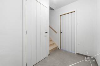 Ontdek deze ruime en lichtrijke nieuwbouwwoning in Residentie Poorterhof te Langemark-Poelkapelle.<br /><br />Op het gelijkvloers vindt u een inkomhal met apart toilet, een mooie leefruimte van ca. 44 m² met open ingerichte keuken, berging/wasplaats en inpandige garage. Vanuit de leefruimte heeft u toegang tot het terras en de tuin.<br /><br />De eerste verdieping omvat een ruime slaapkamer met terras, bureau, dressing, badkamer met ligbad en inloopdouche en een apart toilet. Op de tweede verdieping bevinden zich nog twee ruime slaapkamers en een extra berging.<br /><br />Troeven:<br />* EPC A<br />* 3 slaapkamers + bureau<br />* Garage + overdekte staanplaats<br />* Vloerverwarming<br />* Warmtepomp en zonnepanelen<br />* Tuin en terras<br /><br />Aankoop mogelijk aan 6% btw onder voorwaarden<br /><br />Een ideale combinatie van ruimte, licht en energiezuinig wooncomfort.