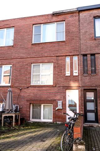 RUIME FAMILIEWONING MET 4 SLPK EN KOER. Perceel 93m2, bewoonbaar 125m2. Stevige woning , type SPLIT-LEVELWONING die in 2018 vernieuwd werd. "Souterrain" gelijkvloers met gescheiden traphall,met dubbele zeer lichtrijke living, eigentijdse keuken en badkamer. Keuken gescheiden van living door kwalitatieve glazen deur. Buitenterras met achtertoegang naar wegje. 1ste verdiep met 2 slaapkamers, waarvan 1 gigantische aan de achterzijde. 2de verdiep idem 2 slaapkamers. EPC 276 en elektriciteit CONFORM. ASBESTVEILIG. Verwarming CV via condenserende HR-gasketel, dubbel glas in vernieuwd PVC buitenschrijnwerk. Een zeer aangename woning in een rustige straat van de steeds ontwikkelende en volkse wijk aan de Muide.
Kom gerust eens kijken en doe een bod. Vastgoedmakelaar Cedric geeft u meer info tijdens uw plaatsbezoek. Bel voor een afspraak naar 054412500 of via onze socials.