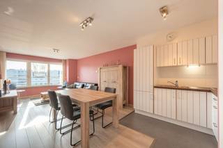 Dit prachtig gemeubeld appartement is gelegen in Residentie "Sea Harbour". Deze residentie geniet van een uitstekende ligging op wandelafstand van van de jachthaven, De Rederskaai, openbaar vervoer, winkels, ...<br /><br />Het appartement beschikt over een ruime inkomhal met gastentoilet, woonkamer met een open keuken, 2 slaapkamers en badkamer uitgerust met een ligbad met douchefunctie, wastafel. Open zicht en perfecte oriëntatie. Bovendien is er nog een privatieve kelder berging inbegrepen in de prijs! Binnen de residentie is er nog een gemeenschappelijke fietsenberging. Verkoop valt onder erfpacht, wat het voor de koper uiterst interessant maakt. Het jaarlijks canon is fiscaal aftrekbaar in je belastingen.<br /><br />Voor meer informatie of een vrijblijvend bezoek, aarzel niet en bel Gaëlle op het nummer 0479 17 17 17.