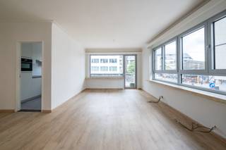 Ruim 3-slaapkamer appartement (95 m²) op de 1ste verdieping met lift aan centrum Beveren! Indeling als volgt: inkomhal met vestiairekast; ruime woonkamer op laminaat; aansluitend aan de woonkamer een terras; ingerichte keuken met kasten en toestellen (koelkast, combi-oven, keramische kookplaat, dampkap, dubbele spoelbak); badkamer met lavabo, inloopdouche, toilet en aansluitingen was- en droogautomaat; 3 slaapkamers op laminaatvloer (14 m² - 9 m² - 9 m²) met aan de twee kleinere slaapkamers toegang naar het tweede terras. Individuele verwarming! Lage provisionele onkosten van 100 euro / maand (INCL. privatief waterverbruik, poetsen gang, lift, onderhoud tuin, ...)! Onmiddellijk beschikbaar! EPC: 317 kWh/m²