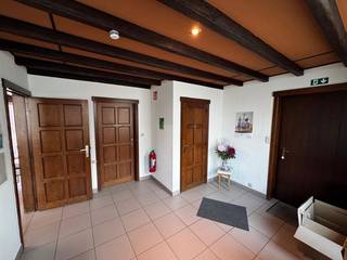 <br />Instapklaar handelspand te huur in hartje Lendelede. Het pand is 143 m² groot en beschikt over een wachtruimte/inkomhal, toilet, twee bureauruimtes, kitchenette en een koer. Op de eerste verdieping is er een opslagruimte. Ideaal voor vrij beroep, praktijk of kantoor.<br /><br />Troeven:<br />- centrale ligging<br />- buitenruimte<br />- parkeergelegenheid in de straat<br />- meteen beschikbaar<br /><br />Interesse? Neem snel contact op voor een bezoek!<br /> <br /><br />