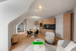 Pal in het centrum van Brugge, en toch rustig gelegen, bevindt zich deze prachtig gerenoveerde studio. Dankzij de centrale ligging geniet u van...