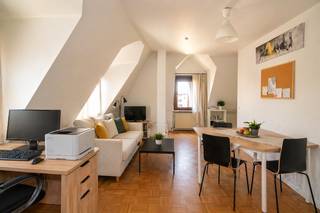 Bent u op zoek naar een stabiele en zorgeloze investering met een aantrekkelijk rendement? Deze assistentiewoning combineert het beste van twee werelden: vastgoedzekerheid én professionele uitbating.<br /><br />Met een bruto rendement van ± 4% biedt dit pand een competitieve opbrengst binnen de vastgoedmarkt, zonder de typische zorgen van klassiek verhuren.<br /><br /><strong>Vergelijking in perspectief</strong><br /><br />Waar klassiek residentieel vastgoed gemiddeld 3% tot 5% bruto rendement oplevert, biedt deze assistentiewoning een competitief rendement binnen hetzelfde segment, met extra comfort van professioneel beheer en een structurele vraag door de vergrijzing.<br /><br /><strong>Slim alternatief voor klassieke beleggingen</strong><br /><br />In vergelijking met klassieke appartementen (met huurdersrisico en onderhoud) of aandelen (met schommelende markten), biedt deze assistentiewoning vooral rust, voorspelbaarheid en eenvoud.<br /><br /><strong>Waarom deze investering eruit springt</strong>
<ul>
	<li>Interessant rendement binnen een stabiel segment - erkende serviceflat is met vrijstelling van onroerende voorheffing</li>
	<li>Volledig ontzorgd beheer – geen huurdersbeheer of dagelijkse opvolging</li>
	<li>Constante vraag dankzij de vergrijzing en groeiende zorgbehoefte</li>
	<li>Zekerheid op lange termijn in een toekomstgerichte sector</li>
	<li>Tastbare investering als alternatief voor volatiele beursproducten</li>
</ul>
<br /><strong>Een investering die vandaag rendeert én inspeelt op de noden van morgen.</strong><br /><br />Interesse? Contacteer ons voor meer informatie of een rendementsanalyse op maat: michael@immovos.be of 0494 03 06 40<br /> 