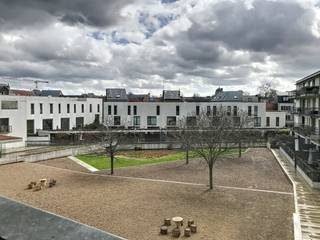 L'appartement est baigné de lumière naturelle grâce à ses grandes fenêtres qui donnent sur le paysage urbain et le jardin commun. L'aménagement spacieux garantit à chaque pièce un sentiment d'ouverture et de légèreté.<br /><br />Ce joyau présente des commodités modernes qui permettent un style de vie confortable et sans effort. La cuisine est équipée d'appareils électroménagers haut de gamme et il y a beaucoup d'espace de rangement pour tous vos besoins de rangement.<br /><br />L'appartement est situé dans un complexe résidentiel bien entretenu avec toutes les commodités nécessaires. Il y a un ascenseur et la sécurité est bien organisée pour que vous puissiez vivre l'esprit tranquille.<br />Les frais communs sont de 85€ par mois et incluent le prix de location.<br /><br />Disposition :<br />- Hall d'entrée<br />- Salon spacieux <br />- 2 chambres <br />- Cuisine équipée avec accès direct à la salle de stockage<br />- Salle de bain avec baignoire, douche et double vasque<br />- Terrasse orientée plein sud<br /><br />Divers :<br />- Jardin communautaire<br />- Pitch<br />- Local à vélos pour 2 vélos<br />- Rangement au sous-sol<br /><br />Voulez-vous planifier une visite et découvrir par vous-même cet appartement confortable ? <br />N'hésitez pas à soumettre une demande de visite via Dewaele.com via la barre rouge qui y est prévue.