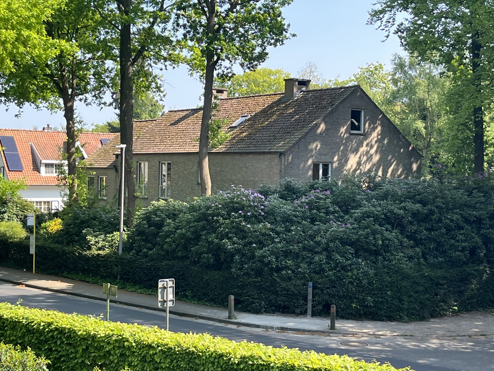Tijdloze villa (445m²!) in bosrijke, residentiële omgeving - foto 2