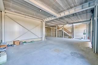 <p>KMO-unit met kantoren &amp; conciërgewoning te koop Genk - BEDRIJVENPARK KOMPELLAAN<br /><br />Bedrijvenpark Kompellaan: 21 moderne KMO-units langsheen de Kompellaan in Genk. Dit complex biedt kleine en middelgrote ondernemingen de perfecte plek om te starten, groeien en te innoveren. De unit 16 heeft een totaaloppervlakte van 752m² en beschikt over 7 parkeerplaatsen. Op de tweede verdieping is een conciërgewoning voorzien. De unit wordt casco opgeleverd.<br /><br />KMO-Unit 16<br />- oppervlakte: 240m² gelijkvloers &amp; 294m² 1e verdieping &amp; 218m² 2e verdieping (71m² terras)<br />- staalstructuur met geïsoleerde wanden en dak<br />- sectionaalpoort 4mbr x 4,2m<br />- 7 privatieve parkeerplaatsen<br />- liftvoorziening<br /><br />Voor meer info 011/39 90 50 of info@jansenrealestate.be</p>