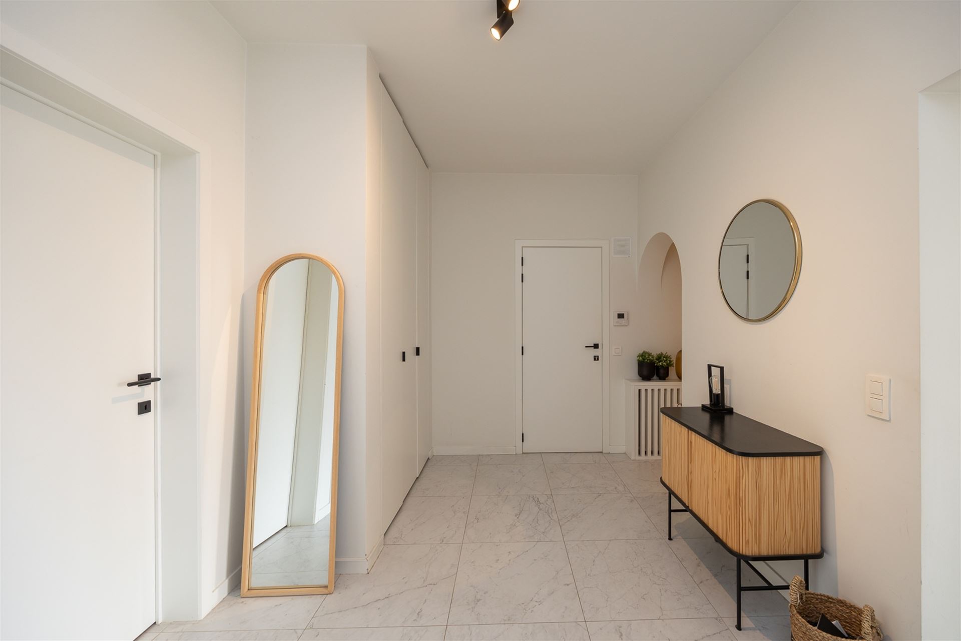  Stijlvol en instapklaar appartement met 2 slaapkamers, terras en veel lichtinval - foto 3