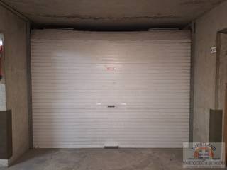 Ruime garagebox met elektriciteit in afgesloten garagecomplex van residentie Santhooft. Individuele teller. Afmetingen: 557 x 304cmBeschikbaarheid:...