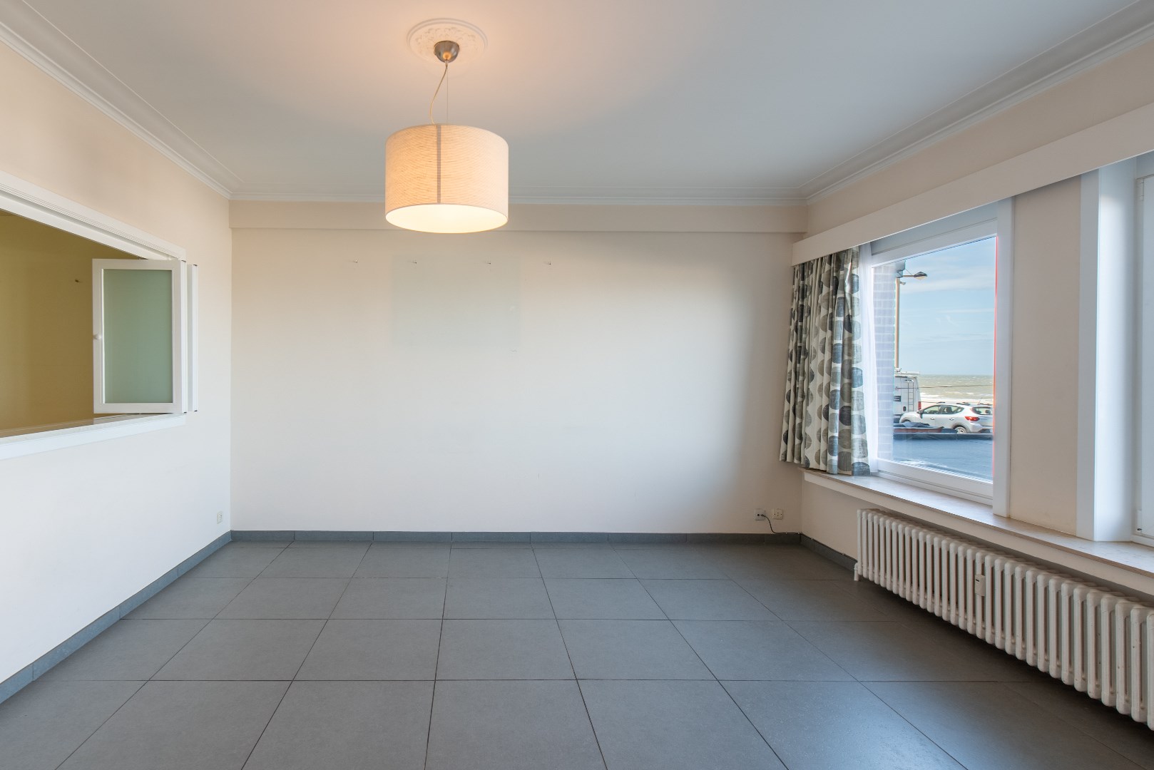 Instapklaar appartement op het gelijkvloers met prachtig zicht op zee. Gelegen aan de Zeedijk, op een toplocatie aan het strand. - foto 2