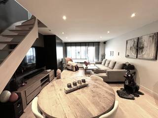 Schitterend vernieuwde woning met grote zonnige tuin en dit uiterst rustig gelegen in het 'Oude Knokke' op wandelafstand van het centrum, de Zeedijk en het strand. Deze gezellige woning werd recent volledig vernieuwd en omvat een grote inkomhal, toilet, living met zithoek, leefkeuken met keukeneiland, eetplaats en wasplaats, zonneterras en mooie tuin. Op de verdieping zijn er 3 slaapkamers, dressing en badkamer met ligbad en inloopdouche. Mooi aanbod!