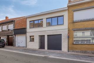 Dit prachtig vernieuwd huis te koop in de Pottestraat 43 te Poperinge werd van kop tot teen gestript, het is in feite een nieuwbouwwoning in een bestaand jasje.<br />Met een gunstig EPC-label B, een kwalitatieve afwerking én de mogelijkheid om aan te kopen onder het verlaagde registratierecht van 2%, is dit een unieke kans op de vastgoedmarkt!<br /><br />Bestaande uit:<br />Gelijkvloers: <br />Inkomhal met ingemaakte kasten - Apart toilet - Modern ingerichte keuken met inductiekookplaat, oven, frigo, vaatwas, ingebouwde kasten - Een gezellige, lichtrijke living met eetruimte die uitkijkt op de tuin - Garage/wasplaats met automatische sectionale poort, ruimte voor fietsen<br /><br />Eerste verdieping: <br />3 ruime slaapkamers (11+14+19 m²) met veel natuurlijk licht.<br />Een modern ingerichte badkamer voorzien van een dubbele inbouwlavabo en een comfortabele inloopdouche - Apart toilet<br /><br />Tweede verdieping: (bereikbaar via een vaste trap)<br />Hier bevindt zich een 4e volwaardige slaapkamer, plus een grote berging/polyvalente ruimte die perfect kan dienen als hobbykamer, thuiskantoor of zelfs een 5e slaapkamer.<br /><br />Achteraan vind je een gezellige, volledig ingesloten tuin waar je in alle rust en privacy van de buitenlucht geniet.<br /><br />Troeven van dit vastgoed te koop:<br />* EPC label B <br />* 12 zonnepanelen<br />* Vloerverwarming<br />* Volledig geschilderd<br />* Ruime garage<br />* 4 à 5 slaapkamers<br />* Conforme elektrische keuring<br /><br /><br /><br />De eigendom wordt aangeboden via de Pre-sale formule. Van 21/08/2026 om 09:00 tot 28/08/2026 om 18:00 kan u het huis op afspraak komen bezichtigen en een bod uitbrengen. De vermelde prijs is een instelprijs. Voor meer info, gelieve contact op te nemen met de dossierverantwoordelijke.<br /><br />Bestuursmaatregelen in het maatregelenregister: nee