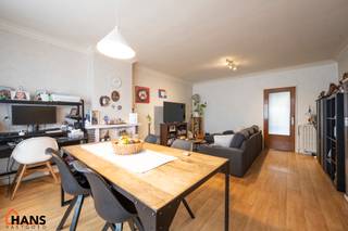 Inkomhal met kast; leefruimte; keuken met kasten, kookvuur, dampkap, spoelbak en ruimte voor een eigen koelkast en vaatwasser of wasmachine;...