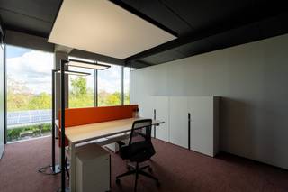 In het bedrijvencentrum V.Futurum bieden wij een moderne kantoorruimte te huur aan in Roeselare. Dit innovatieve bedrijfsvastgoed is ontworpen om ondernemingen te verbinden en samenwerking te stimuleren. Bent u op zoek naar een representatieve kantoorruimte te huur op een dynamische locatie? Dan biedt dit centrum de ideale uitvalsbasis voor uw onderneming.<br /><br />Het pand is uitstekend gelegen aan de Rijksweg in Roeselare, vlak bij het centrum. Dankzij deze strategische locatie kent de kantoorruimte te huur een vlotte verbinding met de belangrijkste uitvalswegen in de regio Roeselare.<br /><br />Oppervlakte: verschillende units beschikbaar van 14,8 m² tot 28 m².<br /><br />- Bemeubelde kantoren voorzien van ergonomisch afstelbaar meubilair<br /><br />- Individuele klimaatregeling en aangepaste verlichting per kantoor<br /><br />- Eigen, beveiligd netwerk per kantoorruimte<br /><br />- Onthaal met aanmeldmogelijkheden voor uw klanten<br /><br />- Sanitair per verdieping en een volledig ingerichte keuken met Miele-toestellen<br /><br />Aarzel niet om deze unieke kans te ontdekken. Bent u op zoek naar bedrijfsvastgoed bestaande uit een kantoor te huur in Roeselare? Aarzel dan niet om ons te contacteren op het nummer 051 21 22 23.<br /><br />Dit betreft een terbeschikkingstelling van kantoren met diensten.<br /><br />Bestuursmaatregelen in het maatregelenregister: nee