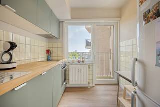Ruim 1-slaapkamer appartement op een zeer gunstige locatie in nabijheid van winkels, scholen, openbaar vervoer, centrum aalst en op- en afrittencomplex E40. Het appartement omvat een grote leefruimte (+- 28m²) met volledig uitgeruste keuken, een apart toilet, een ruime slaapkamer met aansluitend de badkamer met aansluiting voor wasmachine.  Verder beschikt het appartement nog over een ruime kelderberging van 8m². De maandelijkse lasten voor het appartement bedragen €173 deze voorzien wel al een provisie voor het water en de verwarming. Extra troeven: Ruim appartement (74m²) | Centrale ligging dicht bij het centrum en invalswegen | Lift aanwezig. Bent u op zoek naar een ruim appartement op een rustige locatie of een top-investering? Wenst u meer informatie of een bezoek? Stuur dan gerust een mail naar Louis@immoaccenta.be.
