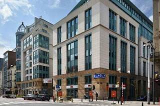 Gerenoveerde kantoren te huur, ideaal gelegen naast de Place de Brouckère. Gemengde omgeving (kantoren, woningen en commercieel). Tal van faciliteiten in de directe omgeving (winkels, bars, restaurants, fitnesscentrum, parkeergarage, hotels, enz.) Gemakkelijk bereikbaar met het openbaar vervoer.<br />Parkeerplaats beschikbaar: €1.250/plaats/jaar.