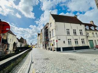 Brugge centrum , op een Idyllische locatie, aan één van de mooiste reien van Brugge, Beschermd StadsgezichtRECENT GERENOVEERD LICHTRIJK GEMEUBELD...