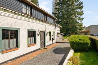 Charmante te renoveren fermette met POTENTIEEL, 2 garages, oprit en leuke tuin met authentieke bakoven! Deze karaktervolle woning (bouwjaar...