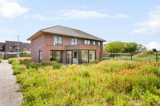 Kwalitatieve moderne afgewerkte ruime nieuwbouwwoning met 3 SLK! Topgelegen: in een rustige, doodlopende straat doch dichtbij winkels,...