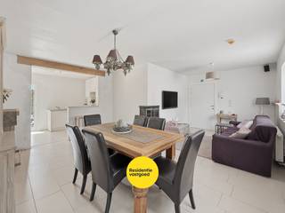 In het charmante Nieuwpoort (Ramskapelle) bevindt zich deze instapklare halfopen bebouwing (2009).<br /><br />De woning biedt maar liefst 4 volwaardige slaapkamers, elk met een eigen badkamer, wat zorgt voor optimaal comfort. Op het gelijkvloers bevindt zich de inkomhal met apart toilet, een gezellige leefruimte met houtkachel en aansluitende keukenruimte met zonneterras, evenals een ruime slaapkamer met ensuite badkamer, die ook perfect kan dienen als bureauruimte of praktijk.<br /><br />De verdieping telt nog drie slaapkamers, telkens voorzien van ingemaakte kasten en een eigen douchekamer met toilet — perfect voor verhuur of grotere gezinnen.<br />KIJKDAG ZATERDAG 20/6/26 van 10u tot 12u (inschrijven via residentievastgoed.be)<br />De vermelde prijs is een richtprijs elk bod wordt overgemaakt aan de eigenaar die zich het recht voorbehoud het bod al dan niet te aanvaarden.<br /><br />Met een EPC-label B (138 kWh/m²) is deze woning bovendien energiezuinig. Het terras vormt een aangename buitenruimte.<br /><br />Een veelzijdige eigendom op een rustige ligging, vlakbij de kust — ideaal als opbrengsteigendom of tweede verblijf.