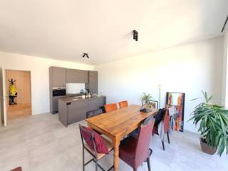 <p><span>COMFORTABLE 2SLK APP WITH TERRACE IN A NEW RESIDENTIAL NEIGHBORHOOD</span></p><p><span> </span></p><p><span>Residence John Martin is located in the Tulpstraat/Klamperstraat in 2060 Antwerp. The name of the residence is a reference to the former brewery. A major asset is the proximity to Park Spoor Noord. A true oasis to relax, play sports, games or enjoy the cozy summer bar. Furthermore, we are within walking and biking distance of Het Eilandje, the bustling city center and public transportation. We are also within easy reach of several colleges and universities. </span></p><p><span> </span></p><p><span>Arriving at this well-groomed residence, we take the elevator to the third floor to discover this newly built apartment. The entrance hall leads to the living space consisting of a lounge, dining area and fully equipped kitchen with kitchen island. Through the sliding window in the living space, we access the cozy terrace. Back in the apartment, you enter the entrance hall. Here we discover a storage room that also serves as a laundry room, a separate guest toilet, two bedrooms and a bathroom equipped with a spacious shower and a sink with double sink. </span></p><p><span> </span></p><p><span>Advantages at a glance: </span></p><ul><li><span>Central location</span></li><li><span>Covered terrace as an extension of the living space</span></li><li><span>Energy efficient living thanks to the latest technologies</span></li><li><span>Parking space in the underground garage at 120.00 euro/month + possibility to rent a storage room at 30.00 euro/month</span></li></ul><p><span> </span></p><p><span>Do you want more information or are you curious to visit this beautiful apartment? Do not hesitate and quickly request a visit via <span>info@pillar.estate</span></span><span> or 033 695 695 </span>. </p><p><span> </span></p><p><span>See you soon! </span></p><p><span> </span></p>