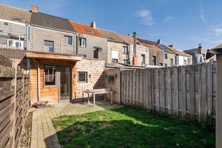 Deze woning is gunstig gelegen nabij openbaar vervoer en het centrum van Lier.De inkom brengt ons naar de gezellige en lichtrijke leefruimte. De...