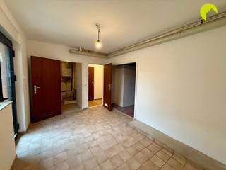 Gelegen in een rustige en aangename straat te Mortsel, vinden we deze ruime woning met garage, tuin en praktische indeling. Indeling:Gelegen in een...