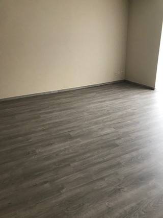 Ongemeubeld één slaapkamerappartement bestaande uit : inkomhall, zeer ruime living met aansluitend terras, open volledig ingerichte keuken, berging met wasmachine aansluiting, badkamer met bad en dubbele lavabo, apart toilet, één ruime slaapkamer langs de achterzijde met aansluitende berging.<br />Dicht bij alle winkels , scholen , openbaar vervoer, fitnesscentra.<br />Volledig opgefrist met nieuwe laminaat en kookplaat. Momenteel is er nog een huurder. Prijs; 525 euro huur. Provisie van 50 euro algemene onkosten.<br />EPC: 172kwh/m2, dus een B-level.