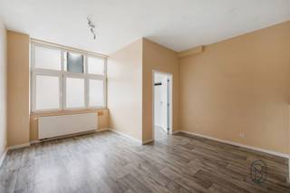 <p>Deze charmante, volledig gerenoveerde halfvrijstaande woning is ideaal gelegen in het hart van het stadscentrum en zal u zeker bekoren met zijn comfort en toplocatie.<br /><br />Momenteel verhuurd (maandelijkse huur van € 960).<br /><br />Op korte afstand van alle voorzieningen (winkels, scholen, openbaar vervoer) biedt deze woning een praktische en aangename woonomgeving.<br /><br />De woning is in 2022 volledig gerenoveerd en beschikt nu over moderne en functionele ruimtes, klaar om direct te betrekken.<br /><br />Of u nu een starter bent, wilt investeren of een jong stel zoekt, deze woning is een fantastische kans in het stadscentrum.<br /><br />Mis deze kans niet!<br /><br />Contact en informatie: +32 499 34 68 24 of anne-sophie@immobeguin.be</p>