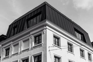 <strong>Exclusief en luxueus triplexappartement van 200m² met privé rooftop van 50m² met panoramisch zicht op de Gentse torens – centrum Gent</strong><br /><br />In het hart van Gent, op de hoek van Onderbergen en Gebroeders Vandeveldestraat, bevindt zich dit uitzonderlijke triplexappartement met een uiterst luxueuze en hoogwaardige afwerking. Het appartement combineert rust en privacy met een topligging vlakbij de Kouter, winkels, restaurants, boetieks en openbaar vervoer.<br /><br /><strong>4e verdieping – Rooftop / dakterras</strong><br />Het absolute pronkstuk is het ruime, volledig private dakterras met een adembenemend panoramisch uitzicht op de Gentse torens. Het terras is ingericht met een stijlvolle loungeset en een grote eettafel. Daarnaast is er een ingemaakte bar- en servieskast met koelkast, ideaal om gasten te ontvangen in een unieke setting. Het dakterras is rechtstreeks bereikbaar via de lift.<br /><br /><strong>3e verdieping – Leefruimte</strong><br />Via de lift bereikt u de inkomverdieping met vestiaire en apart gastentoilet. De ruime en lichtrijke leefruimte beschikt over grote raampartijen en een indrukwekkende maatwerk kastenwand met geïntegreerde gashaard, ledverlichting en een discreet verborgen televisie.<br />De volledig ingerichte keuken sluit naadloos aan op de leefruimte en is uitgerust met hoogwaardige toestellen zoals een stoomoven, oven, inductiekookplaat, koelkast, diepvries en vaatwasser. Aansluitend bevindt zich een praktische berging. Een elegante glazen wand met stalen deuren zorgt voor een stijlvolle afscheiding tussen keuken en living.<br /><br /><strong>2e verdieping – Slaapverdieping</strong><br />Op deze verdieping bevinden zich twee volwaardige slaapkamers, elk met ingemaakte kasten en een eigen luxueuze badkamer. De master bedroom beschikt over een exclusieve badkamer met natuursteen, dubbel lavabomeubel, ligbad en toilet. De tweede slaapkamer heeft een badkamer met ruime marmeren inloopdouche, dubbele lavabo en apart toilet.<br />Daarnaast is er een aparte bureauruimte met ingebouwde kasten, ideaal voor thuiswerk.<br /><br /><strong>Optioneel</strong><br />Op de eerste verdieping kan eventueel een bijkomend appartement met één slaapkamer worden bijgehuurd (onder voorbehoud), ideaal voor een vrij beroep, praktijkruimte of extra woonruimte.<br /><br /><strong>Extra troeven</strong>
<ul>
	<li><span>Lift naar elk verdiep</span></li>
	<li><span>Hoogwaardige en luxueuze afwerking</span></li>
	<li><span>Volledig instapklaar</span></li>
	<li><span>Gordijnen en spots aanwezig</span></li>
	<li><span>Absolute privacy op het dakterras</span></li>
	<li><span>Rustige woonbeleving midden in de stad</span></li>
</ul>
Dit unieke pand zoekt een zorgzame huurder die het karakter en de luxe van dit bijzondere appartement weet te waarderen.<br /><br />📩 Meer info: tine@tvevastgoed.be   📞 Bezoeken uitsluitend op afspraak: 0474 97 00 22