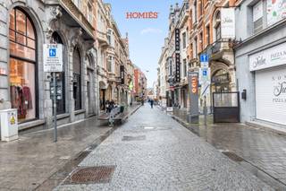 Dit uitzonderlijke handelspand in de Leopold Vanderkelenstraat biedt een totale oppervlakte van 475 m², verdeeld over twee verdiepingen, en combineert ruimte, comfort en flexibiliteit op een uitstekende locatie. Het gelijkvloers van 238 m² is volledig afgewerkt met een stijlvolle parketvloer en vormt de ideale basis voor een winkel- of praktijkruimte met een hoogwaardige uitstraling. Dit niveau kan afzonderlijk gehuurd worden aan €8.000 per maand. Op de eerste verdieping bevindt zich een bijkomende ruimte van 236 m² die perfect kan worden ingericht als showroom, extra commerciële ruimte of kantoren en optioneel beschikbaar is aan €2.000 per maand. Verder beschikt het pand over een kelder van 120 m², ideaal voor stockage en technische voorzieningen. Dankzij de lift die alle verdiepingen met elkaar verbindt (-1, 0, 1) en de brede trap van 1m20 is het pand bijzonder toegankelijk voor zowel klanten als personeel. Voor een optimaal comfort zijn verwarming en gekoelde airconditioning aanwezig. Nutvoorzieningen dienen op eigen naam te worden genomen en de onroerende voorheffing is ten laste van de huurder. Het pand beschikt over een gunstig EPC-label B. Wie op zoek is naar een veelzijdig en representatief handelspand met tal van mogelijkheden, vindt hier een unieke opportuniteit. Contacteer ons vandaag voor meer informatie of een bezichtiging van dit unieke pand. info@homies.be, HOMIÉS, an Eye for Immo!