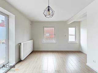 Deze zeer gezellige en volledige opgefriste duplex is ideaal voor 1 ouder gezinnen of alleenstaanden. Gelegen in het centrum van Eeklo en vlak bij het station. Scholen zijn op wandelafstand en sportrecreatie is te vinden om de hoek. <br /><br />Indeling: <br /><br />- inkomhal<br />- apart toilet <br />- eetkamer<br />- Keuken <br />- berging<br />- woonkamer<br />- Badkamer<br />- slaapkamer 1<br />- ruime opbergruimte<br />- Slaapkamer 2 met mezzanine<br />- autostaanplaats<br /><br />Vrij vanaf 1/07/2026. <br /><br />Interesse? Aarzel dan niet om ons te contacteren via vastgoed@aclea.be