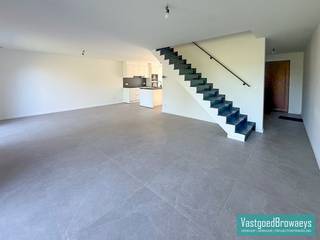 Deze instapklare woning verwelkomt u via een ruime inkomhal met gastentoilet. De lichtrijke leefruimte sluit naadloos aan op de open,...