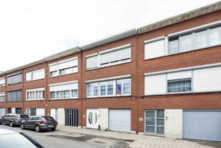 Bent u op zoek naar een woning die ruimte en comfort biedt? Deze bel-etagewoning beschikt over drie slaapkamers, een tuin en een inpandige garage!<br /><br />Indeling<br />U betreedt de woning via een inkomhal met tegelvloer, die doorgang geeft naar een handige berging en de ruime garage (33m²) met aansluitingen voor een wasmachine en droogkast. Via de garage bereikt u de ruime, onderhoudsvriendelijke tuin (64m²) met tegels. Geen zorgen dus over het maaien van het gras!<br />Op de eerste verdieping bevindt zich een grote woonkamer (29m²), vanwaar u de keuken (8m²) met ingebouwde toestellen kunt bereiken. Op deze verdieping vindt u tevens een apart toilet.<br />Op de tweede en tevens bovenste verdieping bevinden zich drie slaapkamers (17m², 14m² en 6m²) en een badkamer met ligbad, douchefunctie en toilet..<br /><br />Ligging<br />Op een steenworp van uw voordeur vindt u de premetrohalte Sport, waar u gebruik kunt maken van maar liefst drie tramlijnen. Zo bent u in enkele ogenblikken overal in Antwerpen. Voor de enthousiaste concertgangers onder ons delen wij graag mee dat het Sportpaleis zich vlak bij uw nieuwe thuis bevindt. Verder vindt u verschillende horecazaken, winkels en supermarkten op wandelafstand van de woning.<br /><br />Pluspunten<br />- Gunstig EPC: energielabel B!<br />- Elektrische installatie conform tot 2044!<br />- Hoogrendementsbeglazing!<br />- Elektrische rolluiken!<br /><br />Klinkt deze woning als uw toekomstige thuis? Bel dan snel naar One vastgoed via 03 360 85 30!