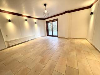 Instapklare bel-etagewoning met 3 kamers en grote garage. Indeling gelijkvloers: inkomhal, ruime garage en grote bureau/ kamer. Op de 1ste verdieping: ruime woonkamer met eetplaats, keuken en toilet. Op de 2de verdieping: 2 slaapkamers en badkamer met luxueus ligbad, inloopdouche, badkamermeubel met 2 lavabo's en toilet. Op de zolderverdieping: 1 grote slaapkamer met ingebouwde kasten en stockagezolder. Koer en kelder aanwezig voor stockage. Deze woning is momenteel verhuurd. Centraal gelegen tussen Dailly en het Josaphatpark. Op wandelafstand van winkels, scholen en openbaar vervoer.