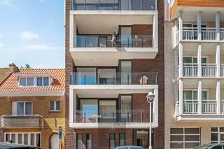 This stylish and energy-efficient flat is situated in a prime location in Nieuwpoort-Bad, within the small-scale Robbe Douce residential complex (built in 2019). Situated at 7 Goethalsstraat, a quiet side street off both the high street and the seafront promenade, you can enjoy the perfect combination of tranquillity and vibrancy here, with the sea literally just round the corner.<br />The flat welcomes you into a spacious entrance hall with a separate guest toilet. The light-filled living area features large windows opening onto the sunny terrace facing the street, where you can also enjoy a pleasant side view of the sea. The cosy sitting area is fitted with an atmospheric gas fireplace, whilst the modern open-plan kitchen is fully equipped with high-quality AEG built-in appliances, including a combi-steam oven.<br />The flat also features two full-sized bedrooms. The second bedroom provides direct access to a second, quietly situated terrace. The stylish bathroom is fitted with a double washbasin and a spacious walk-in shower with a rain shower head.<br />Additional highlights include the comfortable ceiling height of 2.50 metres, the connection for a washing machine, the high-quality finish and the fact that the flat is ready to move into.<br />This property also scores highly in terms of energy performance. Thanks to the solar panels installed in both the private and communal areas, the energy-efficient systems and the underfloor heating that can be controlled remotely, you can enjoy optimal living comfort whilst keeping energy consumption low.<br />Finally, a spacious private underground cellar is included, ideal as extra storage space.<br />A unique opportunity for anyone looking for a recently built, luxuriously finished flat in a prime location, just a stone’s throw from the beach, the shops and the lively restaurants of Nieuwpoort-Bad. EPC: 30 kWh/m². Asking price: €649,000