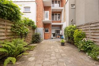 In de Amethiststraat nabij de Groenenhoek ligt deze ruime gezinswoning met stadstuin. Met restaurants, openbaar vervoer, parken,... op wandelafstand, is het hier ideaal wonen.<br /><br />De woning is grotendeels gerenoveerd in 2010 en beschikt over een bewoonbare oppervlakte van 142m². We betreden de woning via de inkomhal, dewelke toegang geeft tot de woonkamer met aansluitend een geïnstalleerde keuken. De leefruimte geeft toegang tot een aangename tuin van circa 45m².<br /><br />Via de traphal komen we terecht op de eerste verdieping die bestaat uit 2 volwaardige ruime slaapkamers van respectievelijk 17,5 en 13,5m², alsook een badkamer en een terras.<br />De tweede verdieping is een kopie van de eerste, waar zich tevens een wasruimte bevindt.<br /><br />Verder heeft de woning een ruime droge kelder van 40m².<br /><br />Troeven:<br />- Gegeerde locatie<br />- Veel lichtinval<br />- Aangename tuin<br />- 4 ruime slaapkamers<br />- Mogelijkheid tot 2 badkamers<br /><br />Interesse? contacteer ons via info@wellimmo.net of bel naar 03 225 00 68